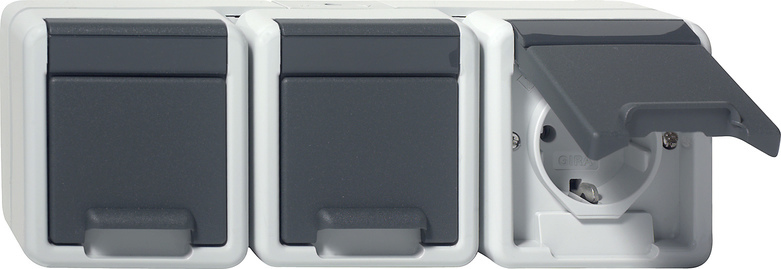 Gira Dreifach Schuko Steckdose Mit Schwenkbarer Abdeckung IP44 Grau - 478930